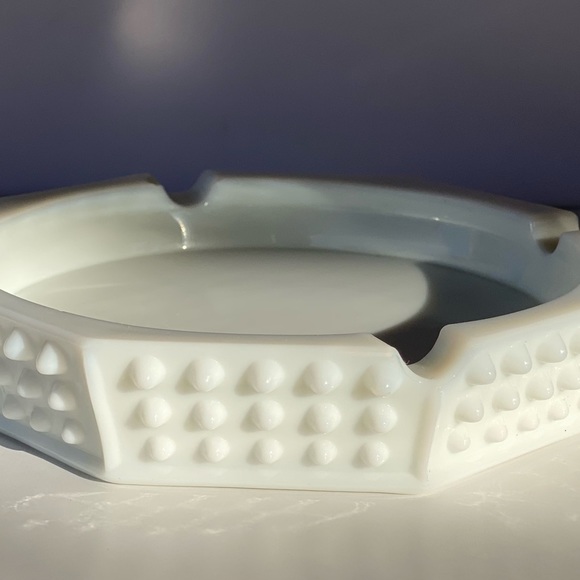 1950s mid-century milk glass octagonal ashtray in hobnail pattern by Fenton - Picture 3 of 6